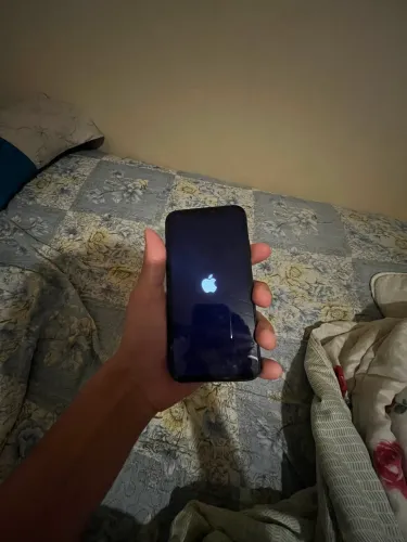 iphone XR semi novo, algumas marcas de uso todo funcionando, porém bloqueado 