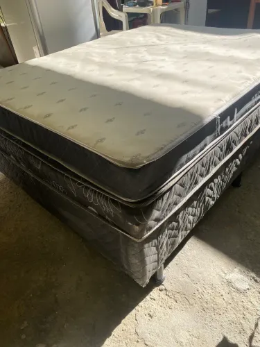 Vende se cama box com colchão usado em bom estado