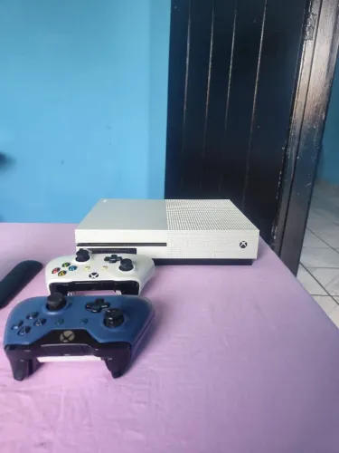 Xbox one s, lacrado nunca aberto vem com dois controles uma bateria recarregável