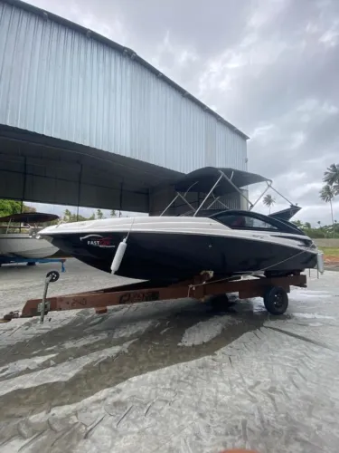 Lancha Royal Marine 240 - Motor Volvo Penta 200 V6 com 120 Horas