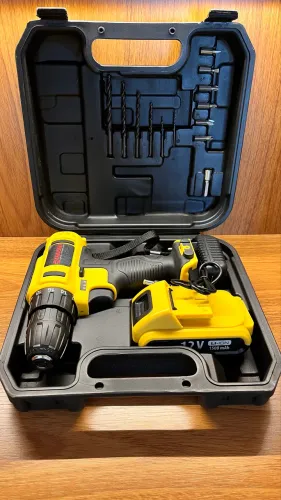 Parafusadeira e Furadeira 12v + Maleta com Acessórios (NOVA)