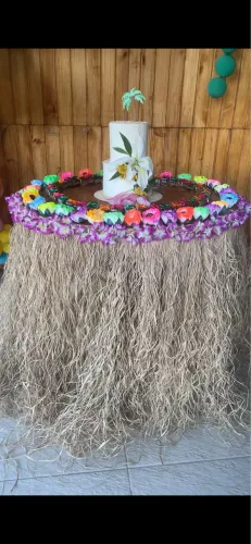 Saia de palha com cordão de flores roxas