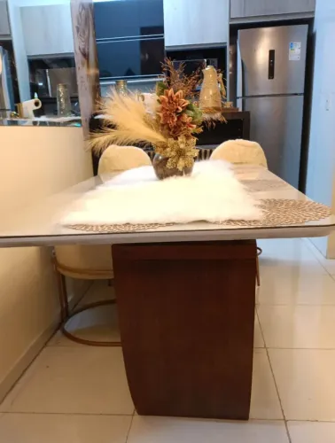 Mesa tampo de vidro, pés de madeira,e buffet aparador