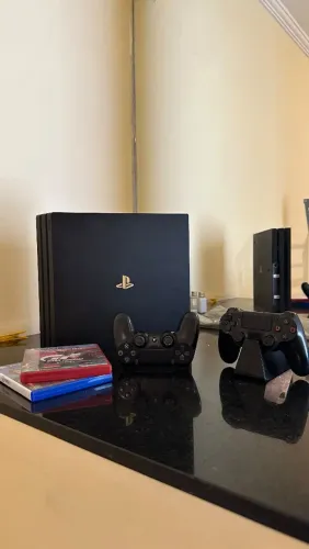 Playstation 4 Pro + 2 controles + Caixa + base carregamento + 2 jogos