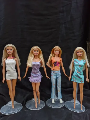 Lote 4 bonecas barbies (06) 