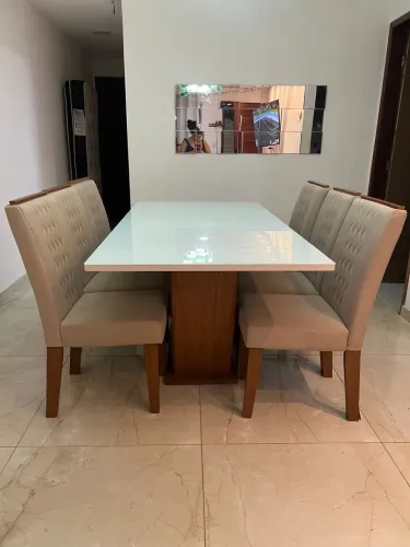 VENDO MESA DE 6 CADEIRAS COMPLETA, COM MARCA DE USO
