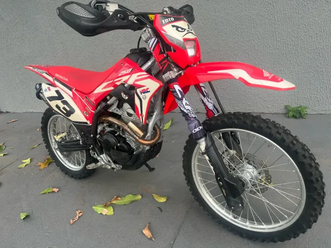 CRF 250cc Nova usada pouquíssima vezes. 