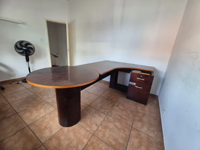 Mesa com tampo giratório