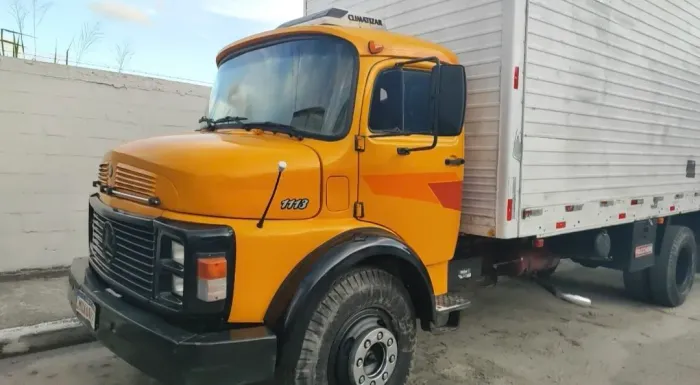 MERCEDES-BENZ 1113 BAÚ TOCO