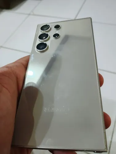 S24 ultra com 02 capinhas, películas na frontal, laterais e traseira. Película reserva