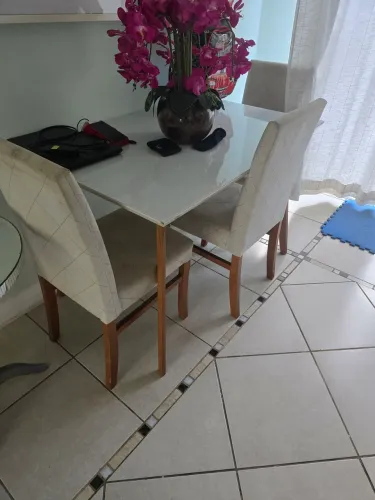 Vendo Mesa c/ 4 cadeira