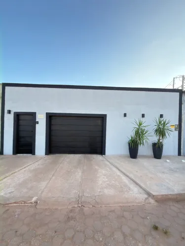 A apenas 150 metros da Avenida Pedro Neiva de Santana, próximo à rotatória.