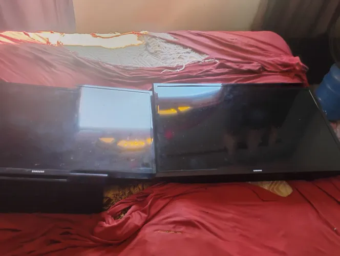 vendo duas tv de 32 polegadas uma liga mais so da pra ver um pouco porque taquebrada