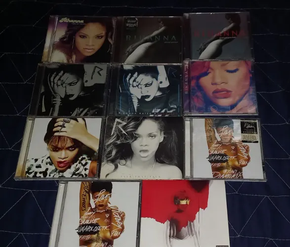 Coleção de CDs e DVDs da Rihanna