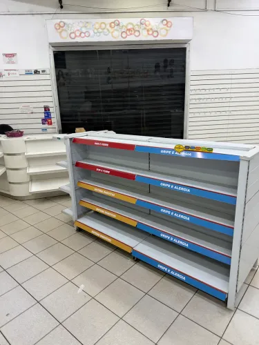 Prateleiras e Gôndolas Semi Novas (ideal para Farmácia)
