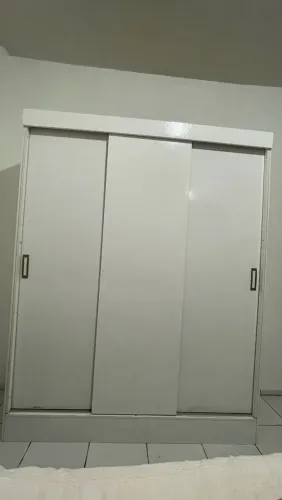 Vende-se guarda-roupa 3 portas em bom estado, pra desmontar e fazer a retirada