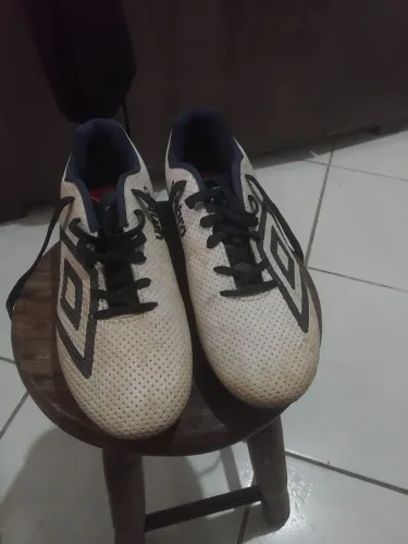 Chuteira umbro semi nova