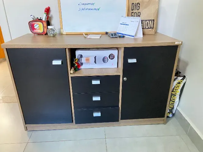 15. Armário MDF preto e marrom Pandin