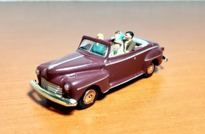 Ford 1946 Conversível c/ figuras 1/87