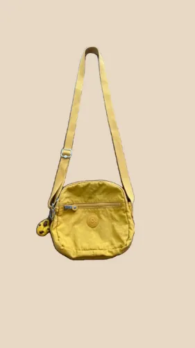 Kipling Original na cor amarelo mostarda com macaquinho 