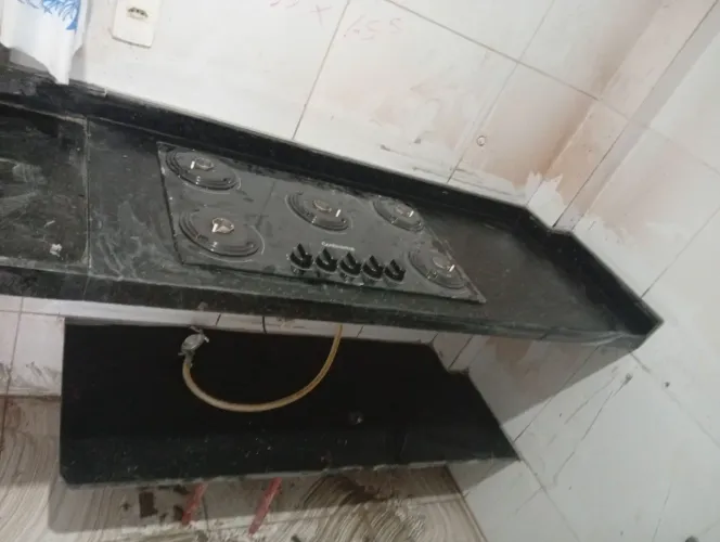 Bancada de cozinha no verde Ubatuba com prateleira