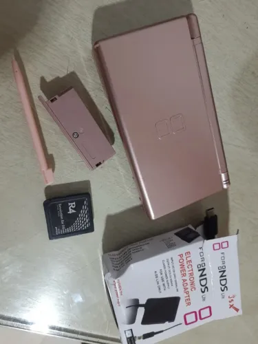 Nintendo DS lite + R4 + carregador (detalhe tela)