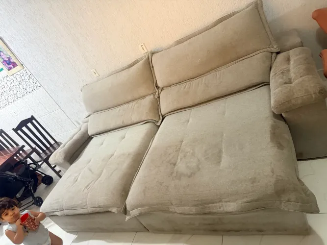 Sofá retrátil só está sujo mas não tem nenhum rasgado nem quebrado