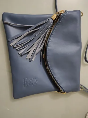 Bolsa nova, em couro, azul claro