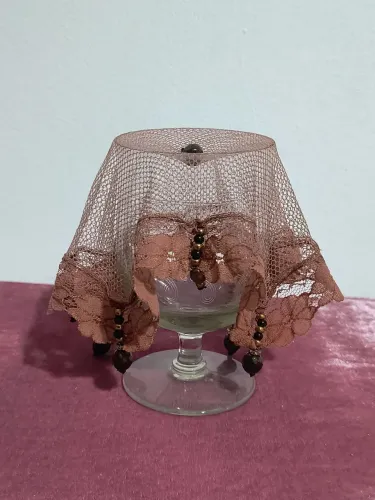 Cobre jarra lindo de renda e bordado com miçangas douradas Decoração antiquário vintage 