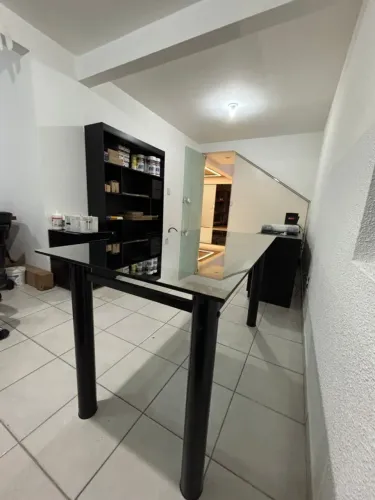 Mesa de escritório com tampo de vidro