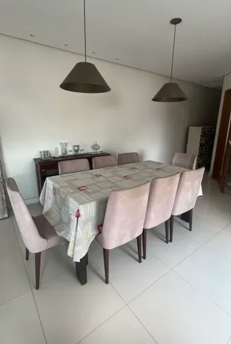 Vendo 8 cadeiras de jantar e mesa de cedro.