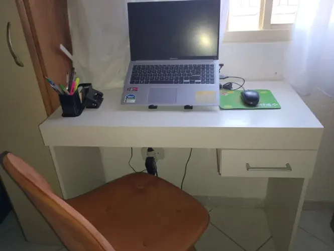 Mesa de Escritório com Cadeira - Impecáveis