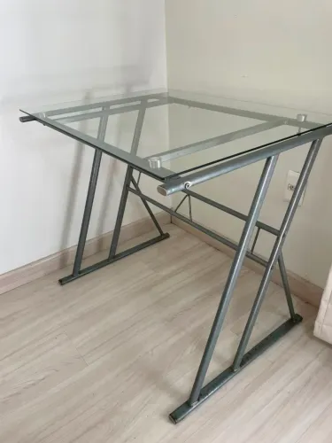Mesa de vidro e metal para escritório