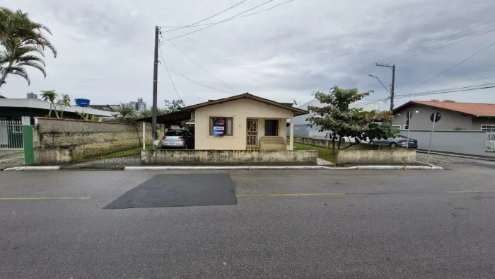 Terreno de 594 m² na Parte Alta do Bairro Cordeiros
