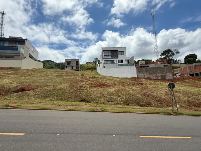 Lote em aclive com 323 m² no Condomínio Estrela Alta para venda