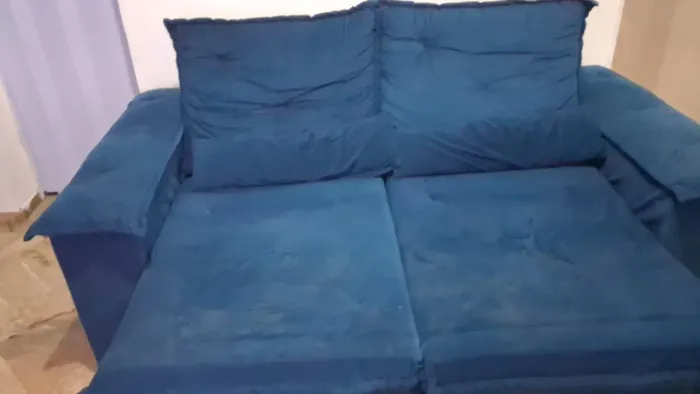 Sofá um assento meio afundado