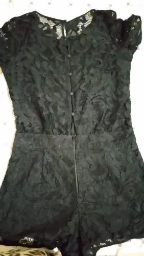 Macaquinho feminino curto de renda preto da marca cardigan