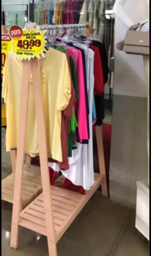 Arara de madeira para roupa