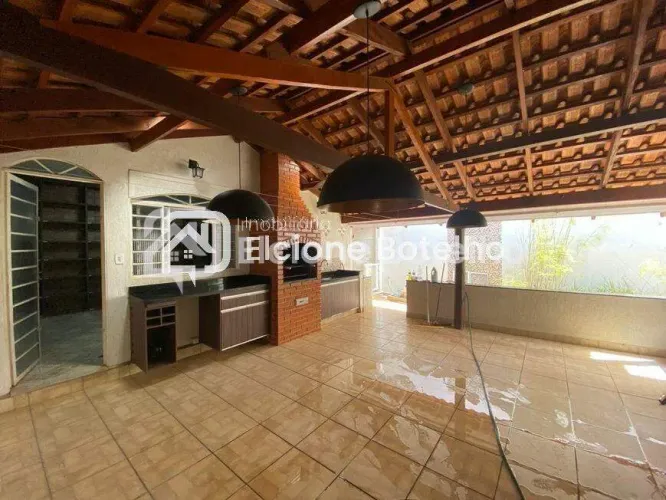 Casa para aluguel, 5 quartos, 1 suíte, 4 vagas, SANTA MONICA - Uberlândia/MG