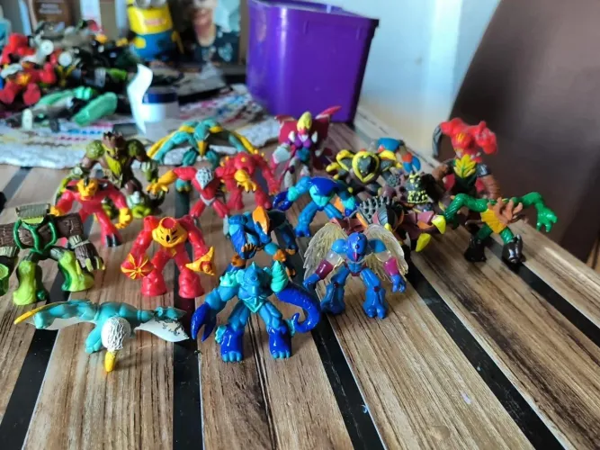 Vendo ou troco lote com 21 Gormiti originais
