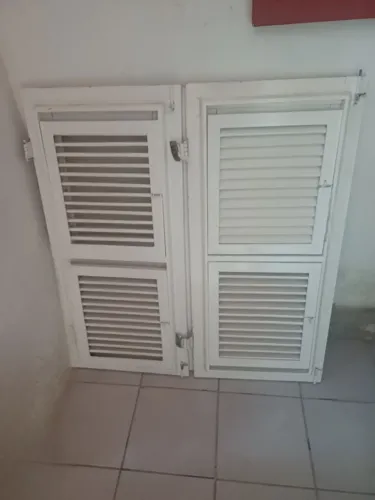 Janela veneziana duas bandas não tem forramento mas ta toda Boa