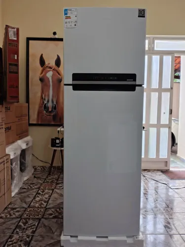 Geladeira Midea 394 l frost free duplex com painel digital inverter.