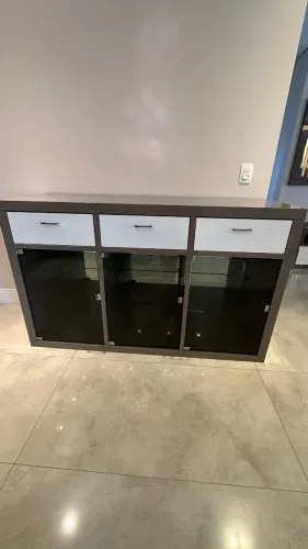Aparador com 4 portas de vidro