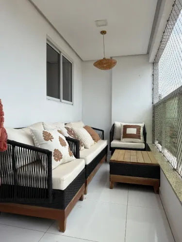 Conjunto de poltronas e mesa de centro 