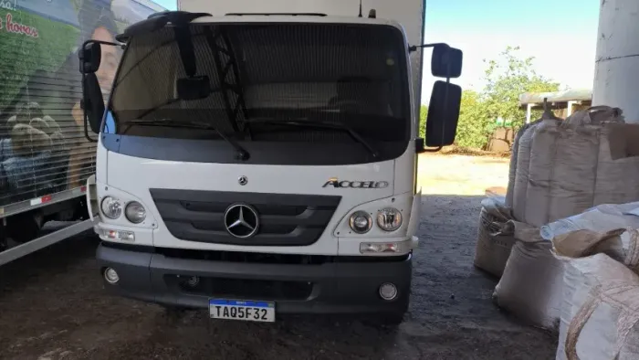 MB ACCELO MODELO 1017