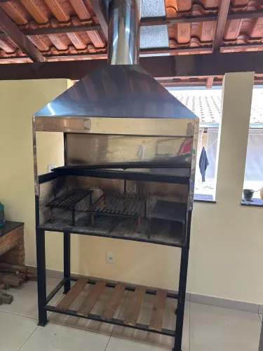 Parrilla com sistema de exaustão