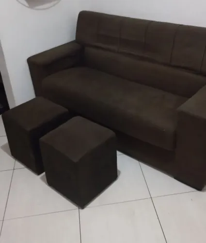Sofá 2 e 3 lugares com puff em ótimo estado
