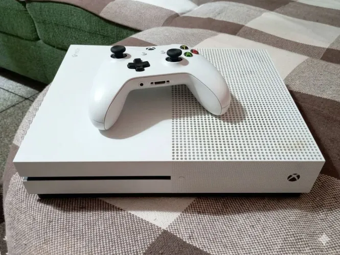 Xbox One S com 1 terabyte, acompanha controle Series X