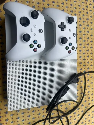XBOX ONE S, POUCO USADO SEM DEFEITOS, 2 CONTROLES FUNCIONANDO PERFEITA MENTE, 500GB