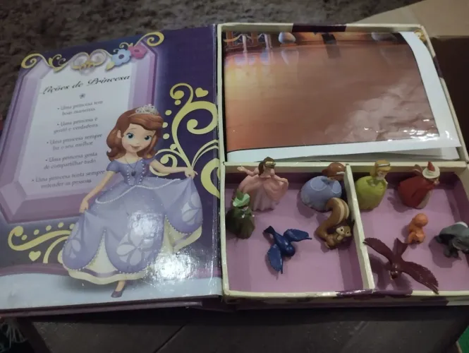 Livro Princesinha Sofia "Lições de Princesa" com Cenário e Miniaturas/Mini Figuras